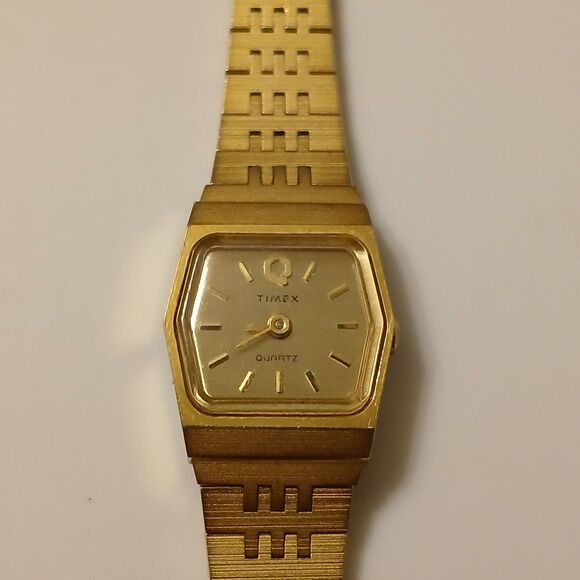 Vtg 80's Timex Q K Cell Women Gold Tone Stainless Steel Watch 5 1/4" Wrist READ - Picture 2 of 16